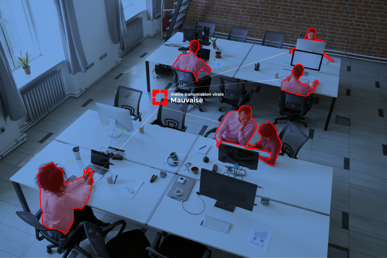 Personnes travaillant dans un bureau avec des ordinateurs et des téléphones.