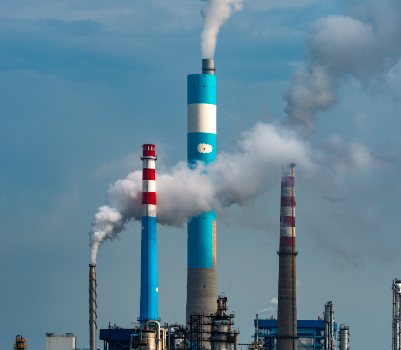 Cheminées d’usine Ellona rejetant de la fumée blanche