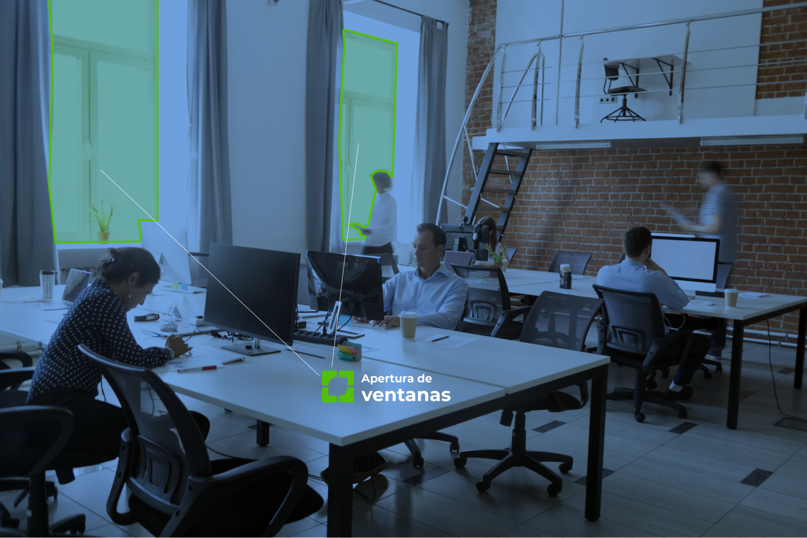 Bureau moderne, équipe travaillant sur ordinateur, espace collaboratif.