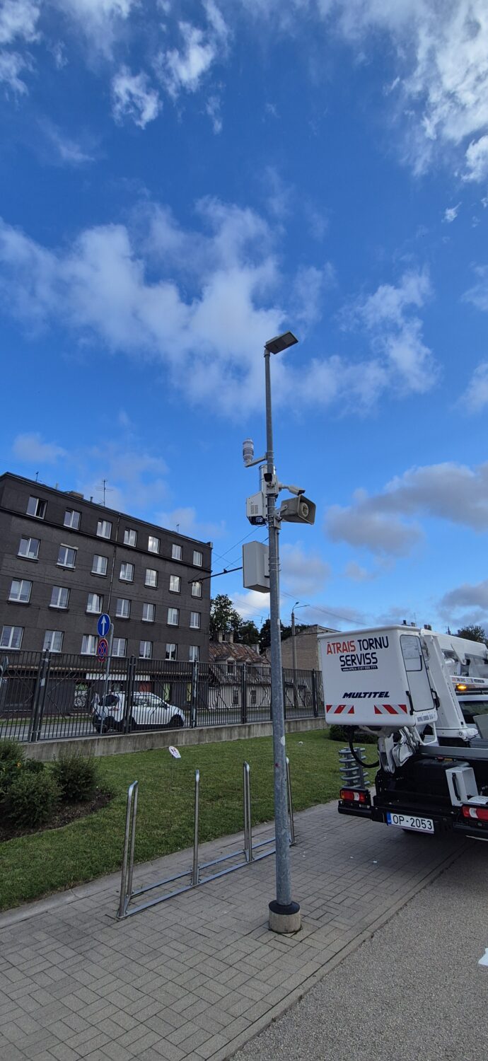 Installation Ellona sur lampadaire avec capteurs et haut-parleur