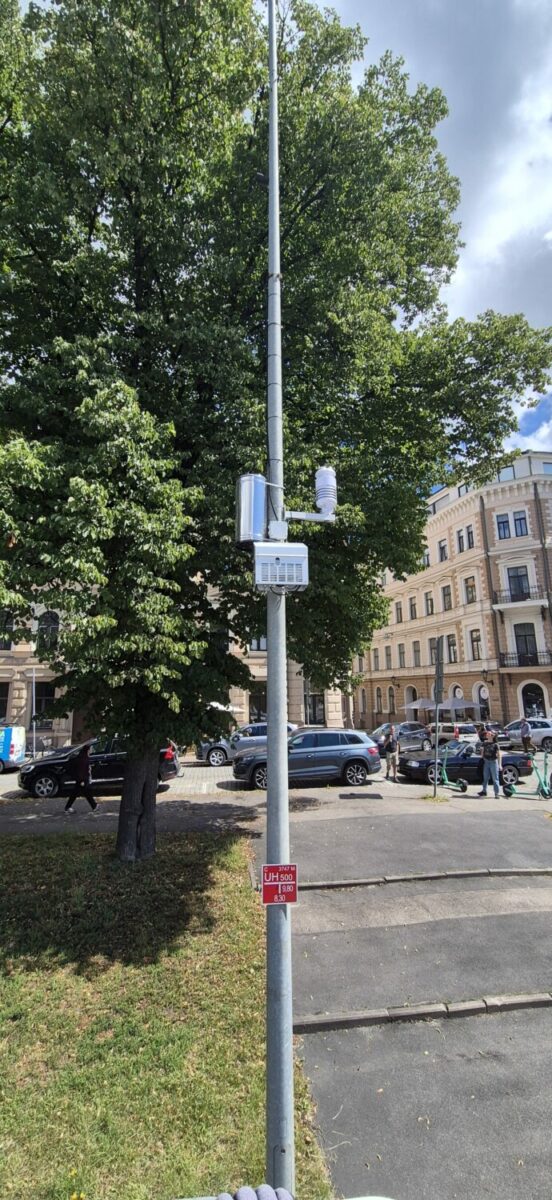Capteur urbain Ellona sur mât avec boîtier et sonde météo